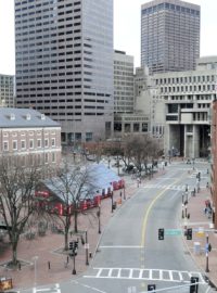 Vylidněné ulice amerického Bostonu, kde policie hledá mladšího z bratrů podezřelých z útoků na maraton