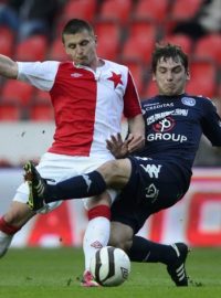 Utkání 24. kola první fotbalové ligy SK Slavia Praha - 1. FC Slovácko 22. dubna v Praze. Obránce Slavie Matúš Čonka (vlevo) a útočník Slovácka Roman Haša bojují o míč.