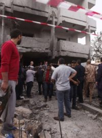 Výbuch nastražené bomby před francouzskou ambasádou v libyjském Tripolisu poničil část budovy a zranil dva členy ochranky