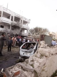 Výbuch nastražené bomby před francouzskou ambasádou v libyjském Tripolisu poničil část budovy a zranil dva členy ochranky