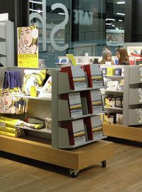 Katalog výstavy i řadu upomínkových předmětů najdeme v prodejně Tate Modern, jedno z největších knihkupectví s uměleckou literaturou v Evropě.