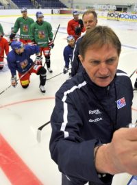 Trenér Alois Hadamczik (vpravo) a trénink české hokejové reprezentace před Českými hokejovými hrami, závěrečným turnajem seriálu Euro Hockey Tour.