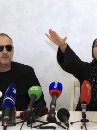 Zubejda Carnajevová na tiskové konferenci v Machačkale se svým bývalým manželem a otcem podezřelých