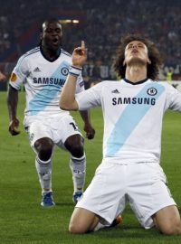 David Luiz slaví vítězný gól Chelsea v semifinále Evropské ligy v Basileji