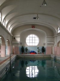Městské lázně v Ústí nad Labem: Chodba vedoucí k bazénu nenaznačuje, že by návštěvník byl v secesní budově