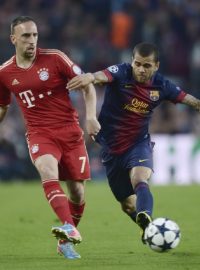 Franck Ribéry z Bayernu (vlevo) a Daniel Alves z Barcelony v souboji v semifinále Ligy mistrů