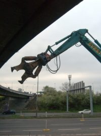 Obří hydraulické nůžky bourají most v ulici Ke Garážím v Praze 4 nad pražskou Jižní spojkou. Kvůli jeho bourání je část spojky od 3. května večer do 5. května odpoledne uzavřena