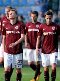 Utkání 26. kola první fotbalové ligy Slovan Liberec - Sparta Praha 4. května v Liberci. Zklamaní hráči Sparty po prohraném zápase.