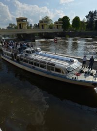 Díky nové plavební komoře v Hluboké nad Vltavou budou moci plout lodě z Českých Budějovic až na vodní nádrž Hněvkovice