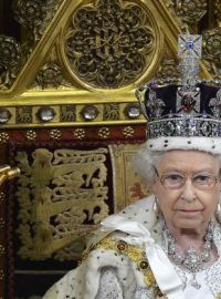 Královna Alžběta II. při projevu ve Sněmovně lordů