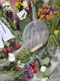 Poslední rozloučení s bubeníkem skupiny Olympic Milanem Peroutkou se konalo ve strašnickém krematoriu v Praze