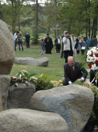 Představitelé židovské obce pokládají věnce k památníku romských obětí holocaustu v Letech u Písku