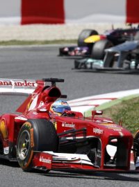 Fernando Alonso v čele Velké ceny Španělska