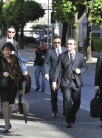 Obžalovaný Petr Kraus (druhý zprava) přichází k trestnímu soudu ve švýcarském městě Bellinzona