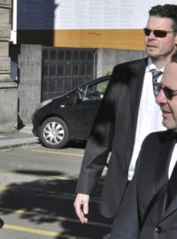 Petr Kraus (vpravo), obžalovaný v kauze Mostecké uhelné, přichází k soudu ve švýcarské Bellizoně