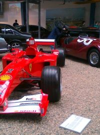 Vzácné Ferrari na výstavě v Národním technickém muzeu.