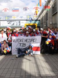 Studenti z Valašského Meziříčí před stockholmskou halou Globen