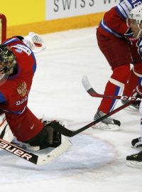 Američan Paul Stastny (v bílém) skóruje za záda ruského gólmana Ilji Bryzgalova ve čtvrtfinále mistrovství světa