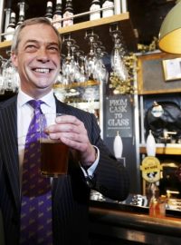 Britský politik Nigel Farage často diskutuje s voliči v hospodách (ilustrační foto)