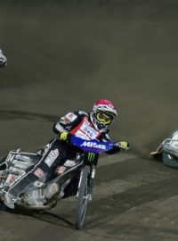 Tai Woffinden z Velké Btritánie (uprostřed), Krzysztof Kasprzak z Polska (vlevo) a Nicki Pedersen z Dánska ve finálové jízdě Grand Prix České republiky, závodu MS na ploché dráze, který se jel 18. května v Praze.