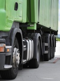 Vážení kamionu pomocí mobilní jednotky na dálnici D1 u Ostravy