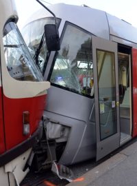 Na pražském Červeném Vrchu se srazily dvě tramvaje, deset lidí utrpělo lehká zranění