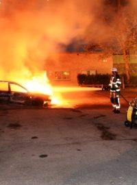 Předměstí švédské metropole Stockholmu zažila v noci na dnešek další násilnosti