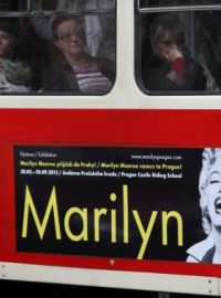 Plakát na pražské tramvaji láká na výstavu o Marilyn Monroe. Po krádeži části expozice ale není jasné, jestli se uskuteční