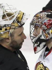 Ottawský gólman Craig Anderson (vpravo) gratuluje Tomáši Vokounovi k postupu do finále Východní konference