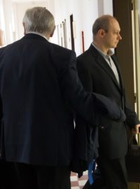 Krajský soud v Ostravě odsoudil Jaromíra Šebestu (vpravo) za zabití údajného zloděje na deset let