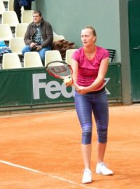 Teniska Petra Kvitová podává při tréninku na Roland Garrose