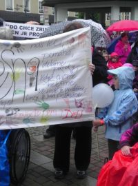 Stovky lidí protestovaly v Janských Lázních proti uzavření dětské léčebny