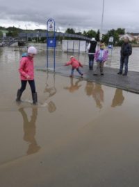 Atobusové nádraží v Berouně zaplavila rozvodněná Berounka