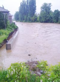 Nedokončená protipovodňová zeď při povodni (na Litavce v Králově Dvoře na Berounsku)