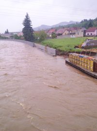 Nedokončená protipovodňová zeď při povodni (na Litavce v Králově Dvoře na Berounsku)