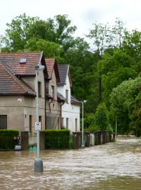 Zaplavené domy u Botiče v ulici U Břehu v Praze-Hostivaři