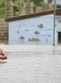 Zálezlice na Mělnicku jsou znovu pod vodou, ochranná hráz nepomohla