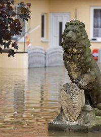 Zálezlice na Mělnicku jsou znovu pod vodou, ochranná hráz nepomohla