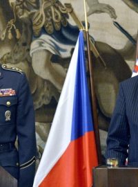 Prezident Miloš Zeman a velitel Hradní stráže Radim Studený se 3. června vyjádřili k povodňové situaci