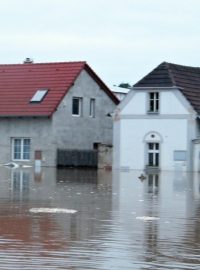 U Terezína  povolila provizorní hráz z hlíny a voda zaplavila část Nových Kopist