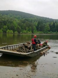 Hasiči pomáhají s čištěním hladiny Husinecké přehrady po povodni