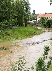 V pražské Hostivaři začal úklid po povodních