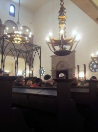 Interiér synagogy v Bratislavě, ve které je židovské komunitní muzeum