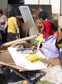 S úklidem pomáhají v Kralupech nad Vltavou dobrovolníci