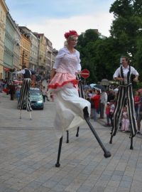 Do Karlových zzVarů se vrátil tradiční karneval. Město roářil průvod masek.