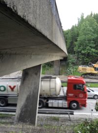 Demolice mostu zcela uzavřela dálnici D1 na úseku mezi Jihlavou a Humpolcem.