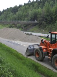 Demolice mostu zcela uzavřela dálnici D1 na úseku mezi Jihlavou a Humpolcem.