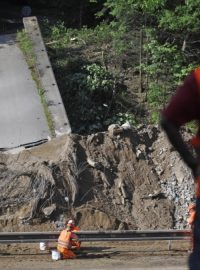 Dělníci zbourali most na 107. kilometru dálnice D1