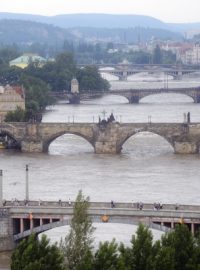 Praha se vzpamatovává z povodně – pohled na Vltavu