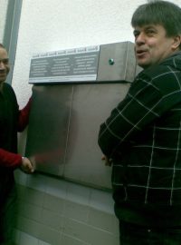 Havlíčkobrodský babybox instaloval jeho výrobce Zdeněk Juřica (vpravo) vloni v listopadu